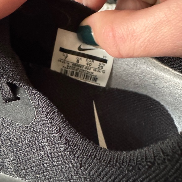 Nike Epic React Flyknit Triple Black Sneakers AQ0067-003 Men's 7 Women's 8.5 - Picture 8 of 8